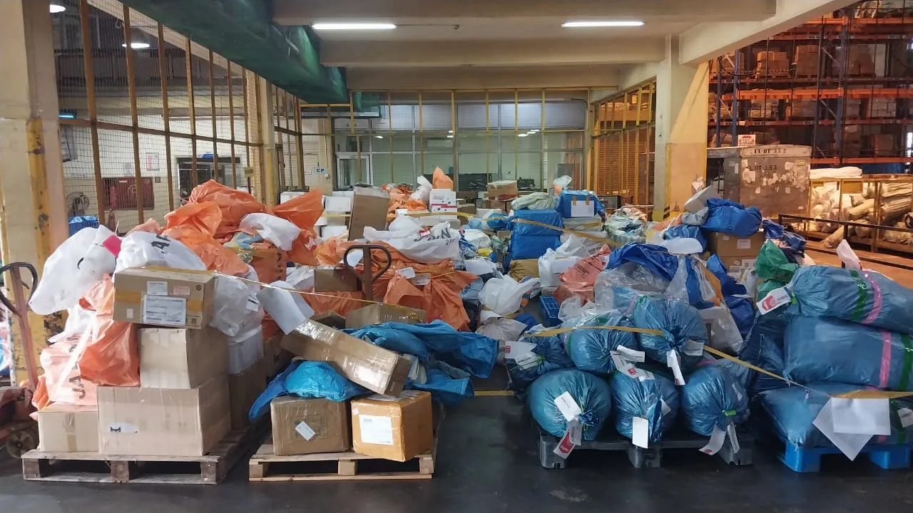 තැපැල් වර්ජනයෙන් ගුවන් තොටුපොළේ ලිපි සහ පාර්සල් ගොඩගැසේ (ඡායාරූප) 4 WhatsApp Image 2025 08 20 at 1.52.39 PM