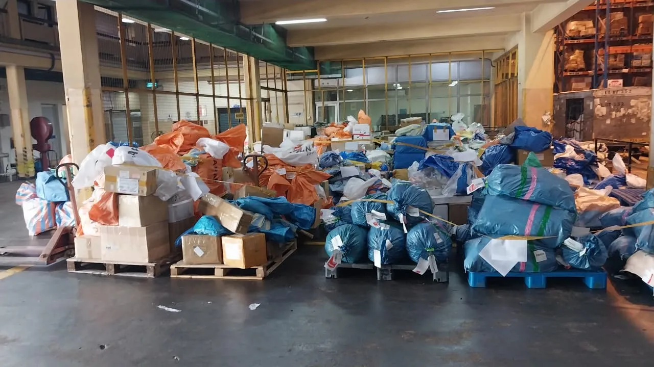 තැපැල් වර්ජනයෙන් ගුවන් තොටුපොළේ ලිපි සහ පාර්සල් ගොඩගැසේ (ඡායාරූප) 1 WhatsApp Image 2025 08 20 at 1.52.40 PM