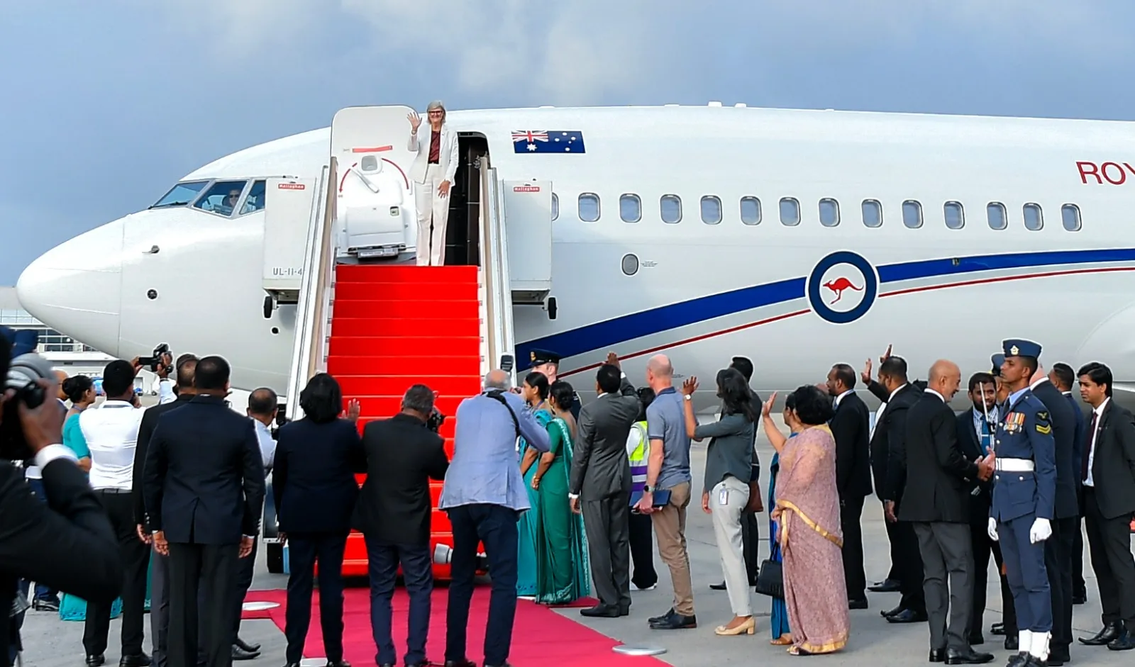 නිල සංචාරය අවසන් කරමින් ඕස්ට්රේලියානු අග්රාණ්ඩුකාරවරිය දිවයිනෙන් පිටව යයි (ඡායාරූප) 1 ඕස්ට් රේලියානු අග් රාණ්ඩුකාරවරිය දිවයිනෙන් පිටත්ව යයි 1