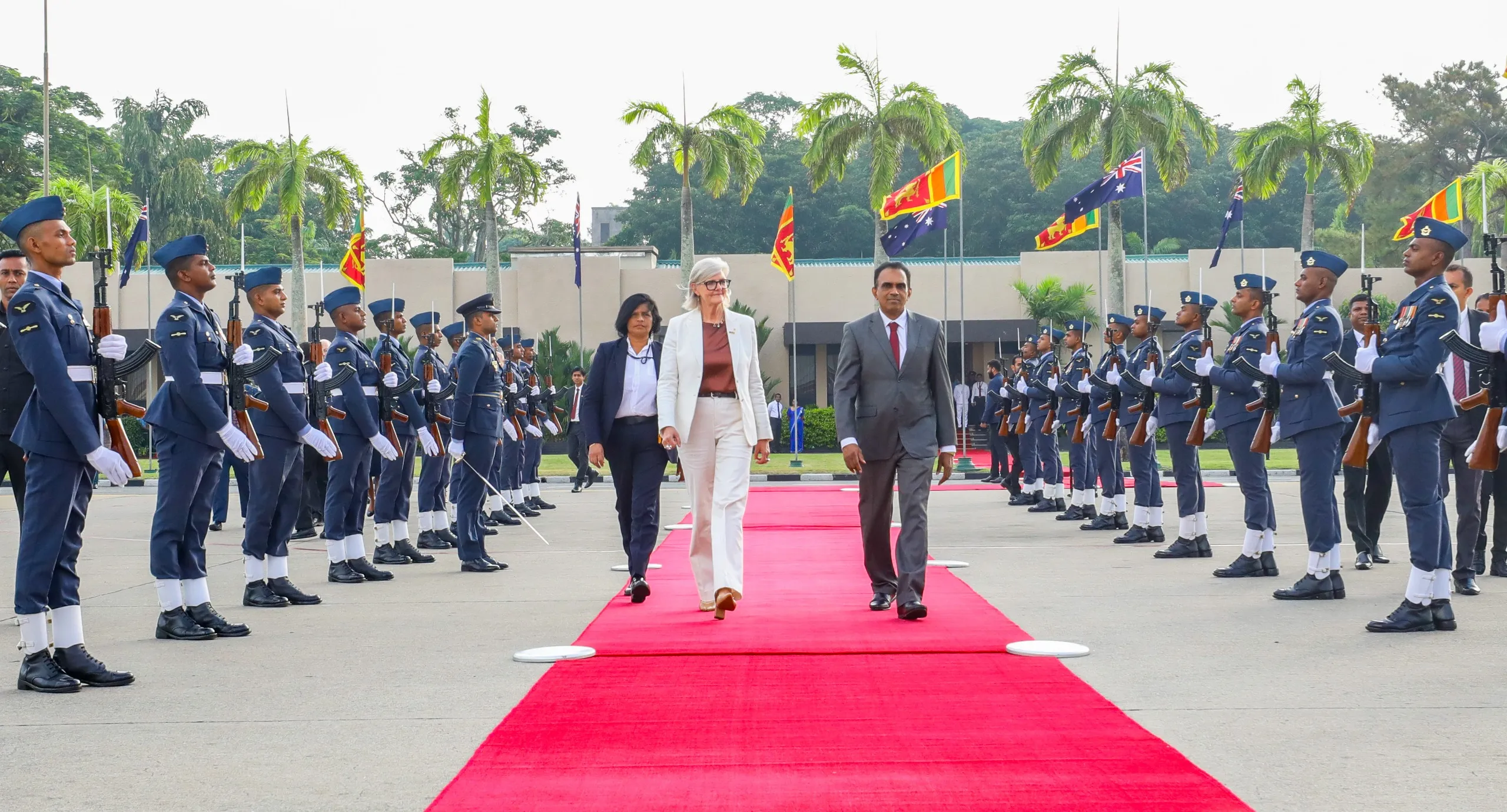 නිල සංචාරය අවසන් කරමින් ඕස්ට්රේලියානු අග්රාණ්ඩුකාරවරිය දිවයිනෙන් පිටව යයි (ඡායාරූප) 4 ඕස්ට් රේලියානු අග් රාණ්ඩුකාරවරිය දිවයිනෙන් පිටත්ව යයි 2