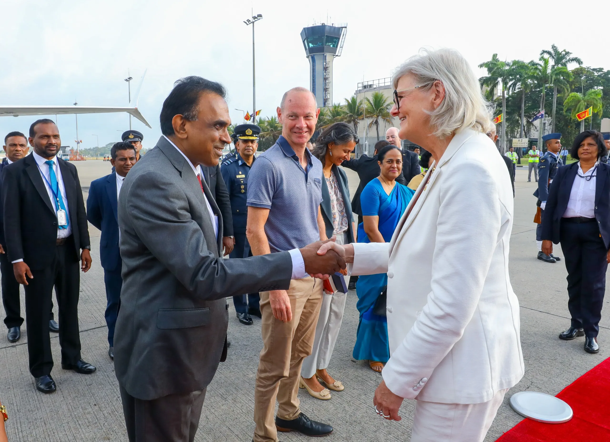 නිල සංචාරය අවසන් කරමින් ඕස්ට්රේලියානු අග්රාණ්ඩුකාරවරිය දිවයිනෙන් පිටව යයි (ඡායාරූප) 3 ඕස්ට් රේලියානු අග් රාණ්ඩුකාරවරිය දිවයිනෙන් පිටත්ව යයි 3