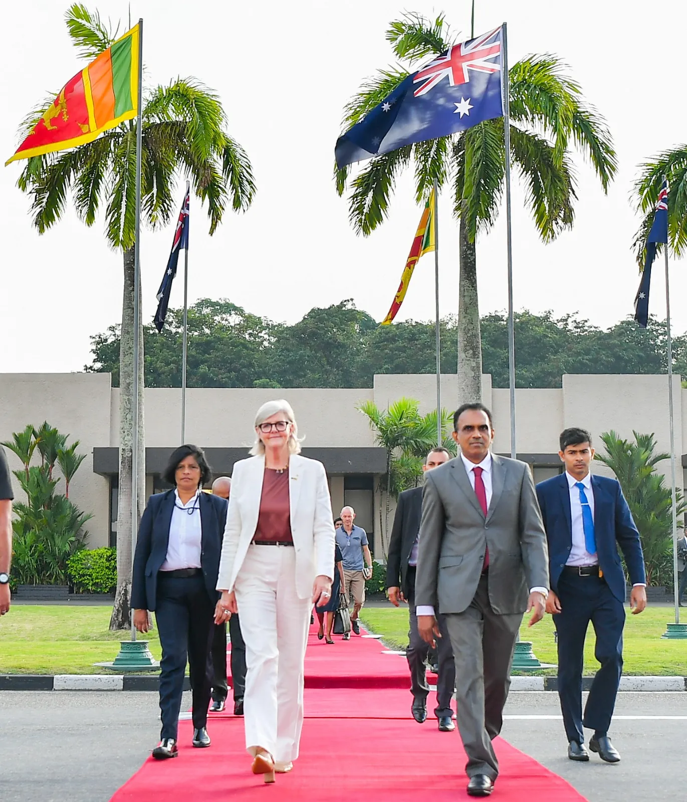 නිල සංචාරය අවසන් කරමින් ඕස්ට්රේලියානු අග්රාණ්ඩුකාරවරිය දිවයිනෙන් පිටව යයි (ඡායාරූප) 5 ඕස්ට් රේලියානු අග් රාණ්ඩුකාරවරිය දිවයිනෙන් පිටත්ව යයි 6