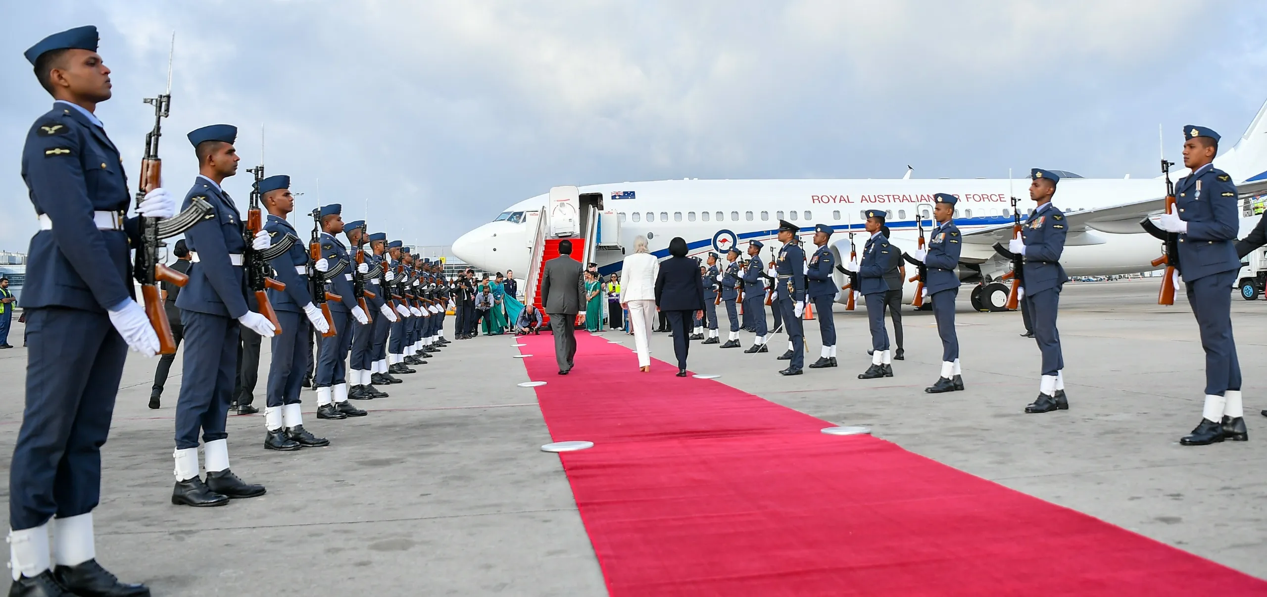 නිල සංචාරය අවසන් කරමින් ඕස්ට්රේලියානු අග්රාණ්ඩුකාරවරිය දිවයිනෙන් පිටව යයි (ඡායාරූප) 2 ඕස්ට් රේලියානු අග් රාණ්ඩුකාරවරිය දිවයිනෙන් පිටත්ව යයි 7