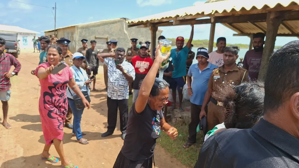 හලාවත මෝය කට ආසන්නයේ උණුසුම් තත්ත්වයක් - කාන්තාවක් ගිනි තබාගැනීමටත් උත්සාහ කරලා (ඡායාරූප) 6 01 3