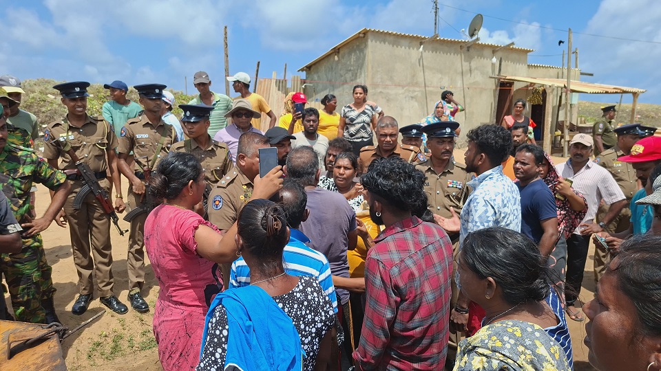 හලාවත මෝය කට ආසන්නයේ උණුසුම් තත්ත්වයක් - කාන්තාවක් ගිනි තබාගැනීමටත් උත්සාහ කරලා (ඡායාරූප) 4 02 2