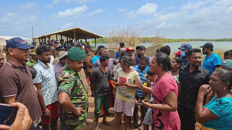 හලාවත මෝය කට ආසන්නයේ උණුසුම් තත්ත්වයක් - කාන්තාවක් ගිනි තබාගැනීමටත් උත්සාහ කරලා (ඡායාරූප) 3 03 2