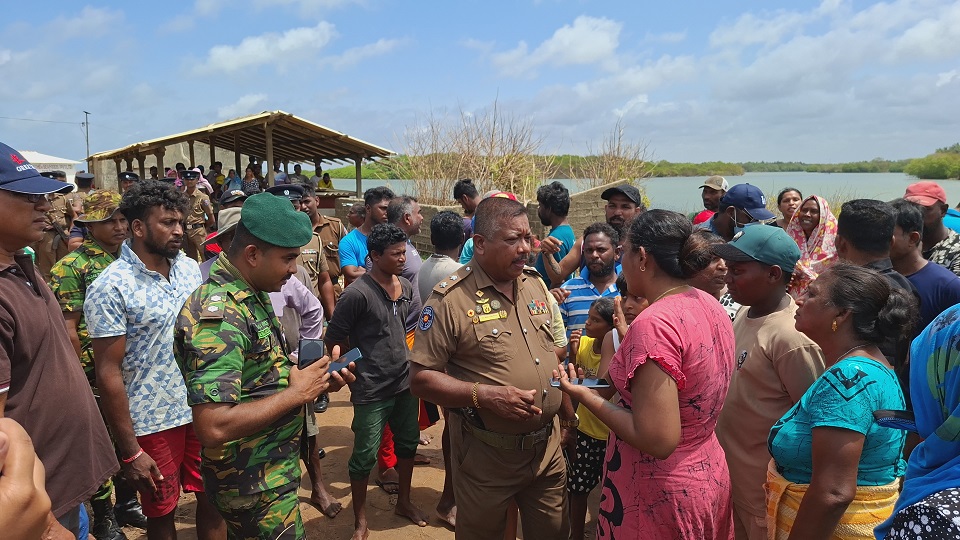 හලාවත මෝය කට ආසන්නයේ උණුසුම් තත්ත්වයක් - කාන්තාවක් ගිනි තබාගැනීමටත් උත්සාහ කරලා (ඡායාරූප) 7 04 1