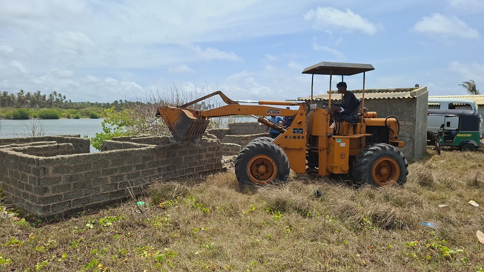 හලාවත මෝය කට ආසන්නයේ උණුසුම් තත්ත්වයක් - කාන්තාවක් ගිනි තබාගැනීමටත් උත්සාහ කරලා (ඡායාරූප) 5 05