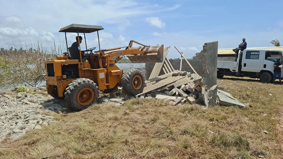 හලාවත මෝය කට ආසන්නයේ උණුසුම් තත්ත්වයක් - කාන්තාවක් ගිනි තබාගැනීමටත් උත්සාහ කරලා (ඡායාරූප) 2 06