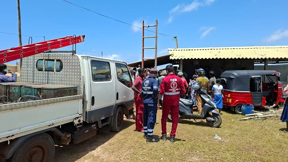 හලාවත මෝය කට ආසන්නයේ උණුසුම් තත්ත්වයක් - කාන්තාවක් ගිනි තබාගැනීමටත් උත්සාහ කරලා (ඡායාරූප) 1 07