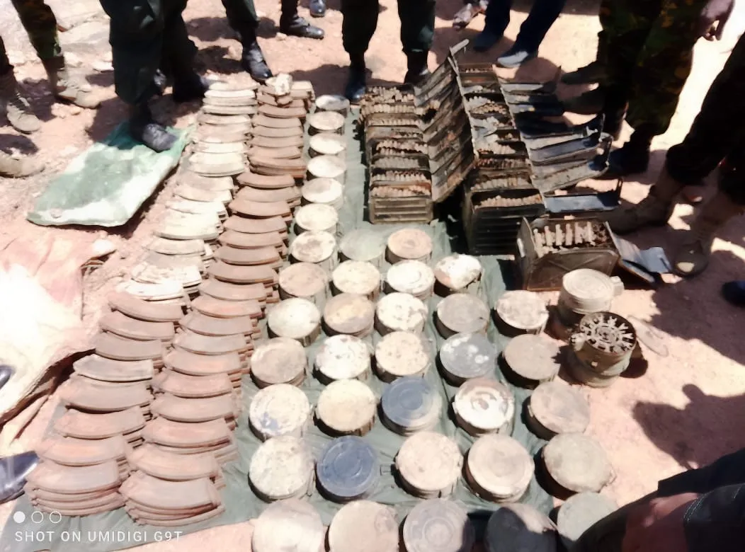 වෙහෙරගල ජලාශයේ තිබී ගොඩගත් අවි ආයුධ තොගය ගැන දැනුම්දීමක් (ඡායාරුප) 2 WhatsApp Image 2025 10 01 at 2.33.12 PM 1