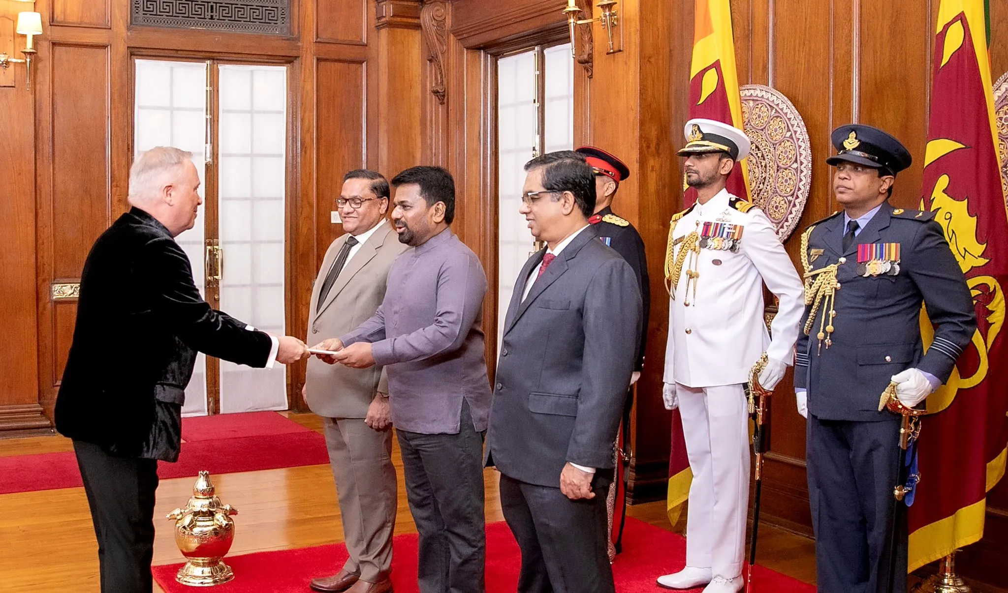 අලුතින් පැමිණි තානාපතිවරු සහ මහ කොමසාරිස්වරු ජනපති හමුවට 2 581404652 1421738462655712 253548470062568652 n