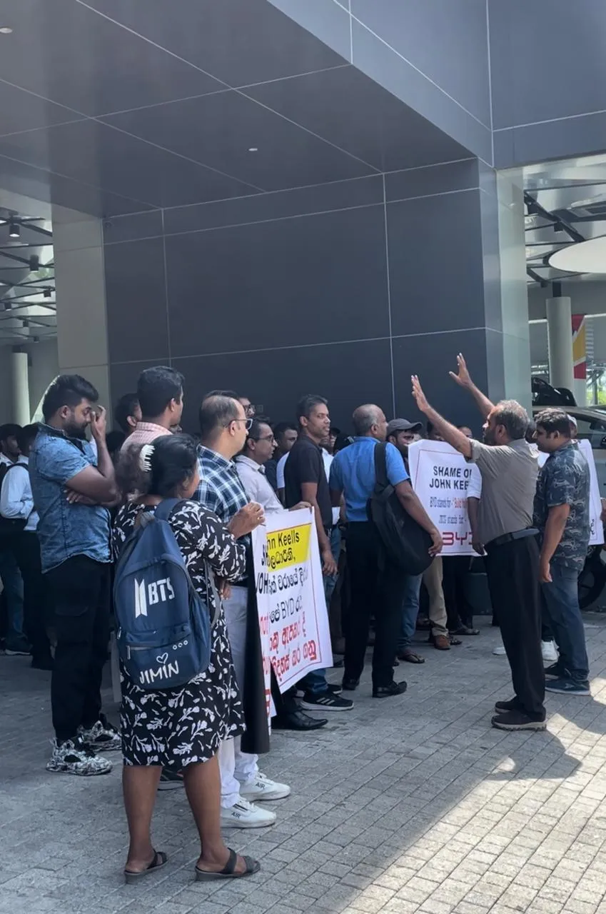 රේගුවේ ප්රමාදයෙන් BYD පාරිභෝගිකයින් කැළඹෙයි - වහා විසඳුම් දෙන්නැයි බලධාරීන්ගෙන් ඉල්ලයි 2 WhatsApp Image 2025 11 04 at 16.50.55