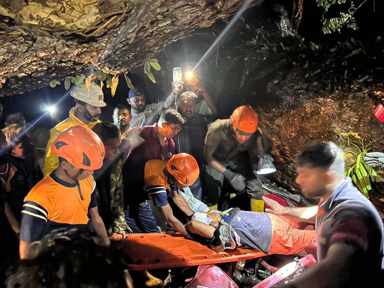 තලගොල්ලේ දී ත්රීරෝද රථයක් මතට ගසක් කඩා වැටේ; රඹුක්කන - මාවනැල්ල මාර්ගය තවදුරටත් වැසේ (ඡායාරූප) 4 WhatsApp Image 2025 11 24 at 6.34.39 AM