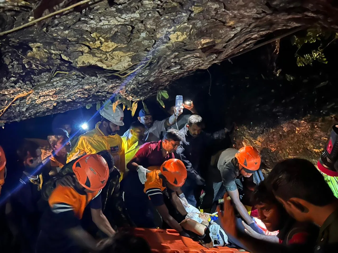 තලගොල්ලේ දී ත්රීරෝද රථයක් මතට ගසක් කඩා වැටේ; රඹුක්කන - මාවනැල්ල මාර්ගය තවදුරටත් වැසේ (ඡායාරූප) 2 WhatsApp Image 2025 11 24 at 6.34.40 AM 1