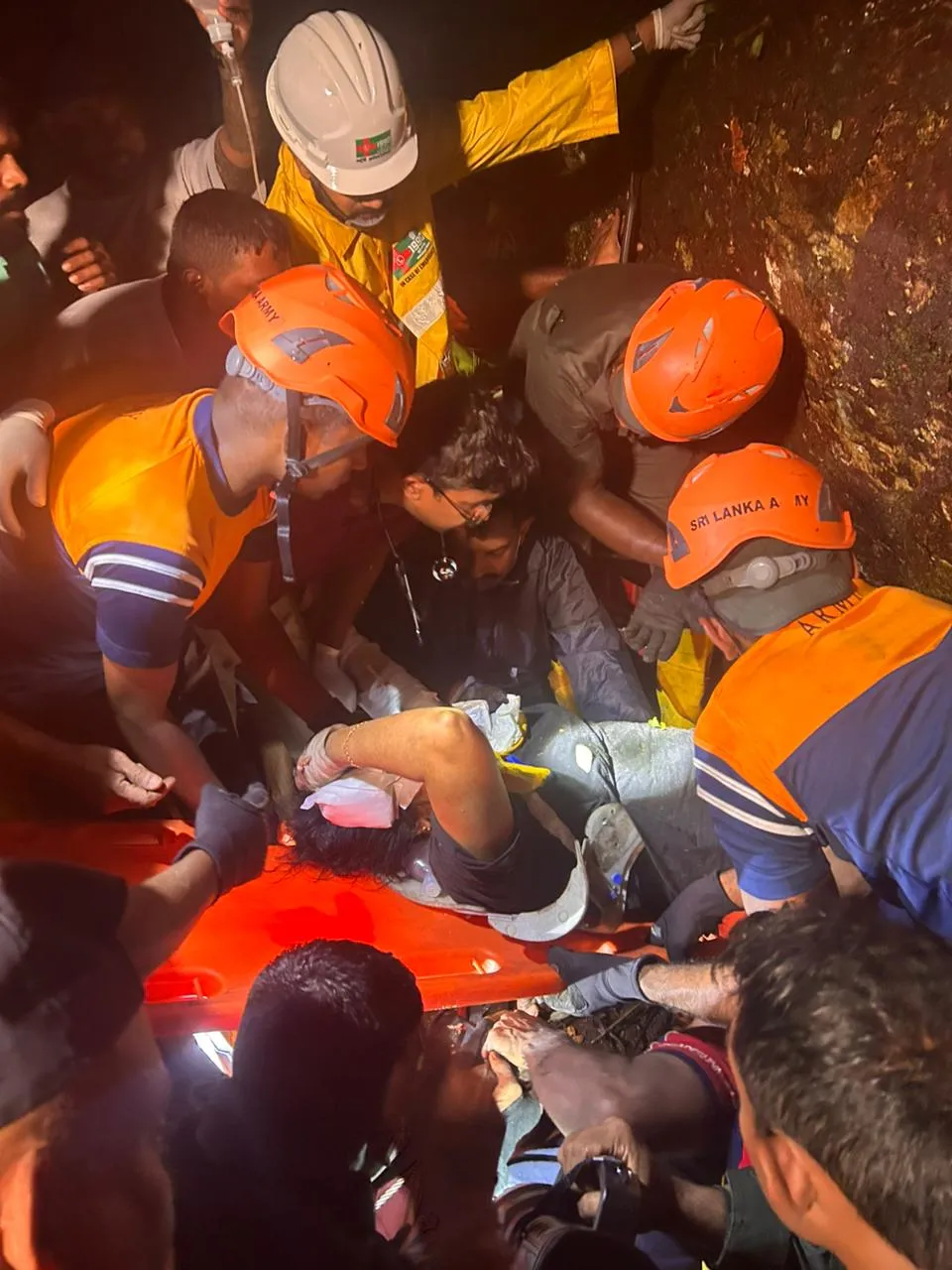 තලගොල්ලේ දී ත්රීරෝද රථයක් මතට ගසක් කඩා වැටේ; රඹුක්කන - මාවනැල්ල මාර්ගය තවදුරටත් වැසේ (ඡායාරූප) 3 WhatsApp Image 2025 11 24 at 6.34.40 AM