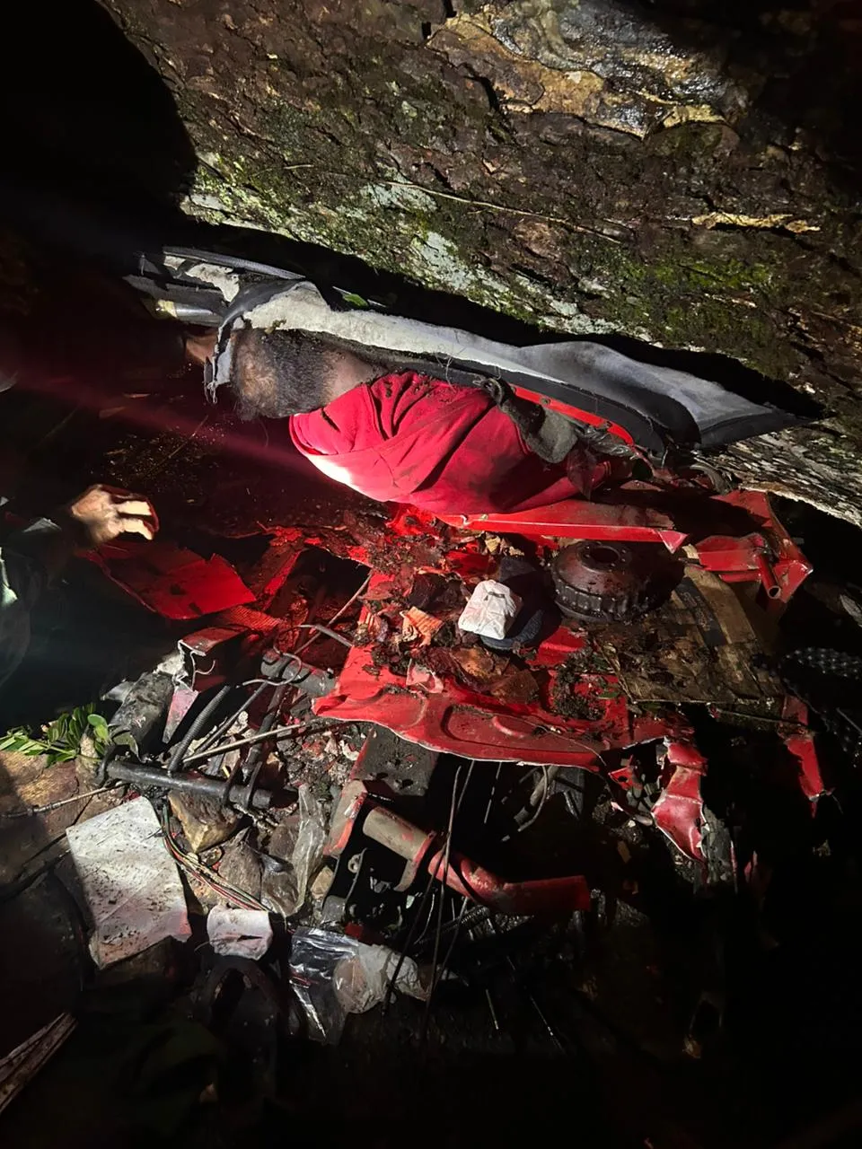 තලගොල්ලේ දී ත්රීරෝද රථයක් මතට ගසක් කඩා වැටේ; රඹුක්කන - මාවනැල්ල මාර්ගය තවදුරටත් වැසේ (ඡායාරූප) 1 WhatsApp Image 2025 11 24 at 6.34.41 AM