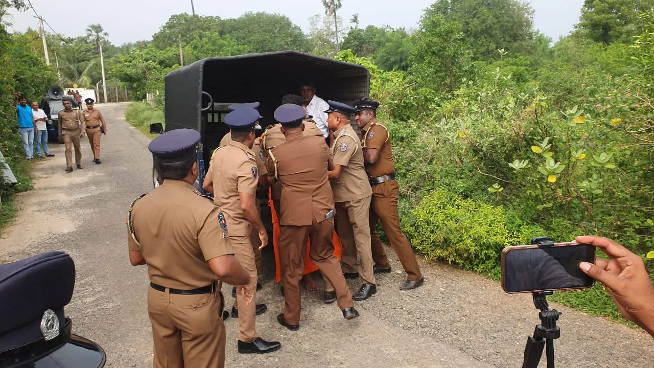 තිස්ස විහාරය අසළ උණුසුම් තත්ත්වයක් - පිරිසක් අත්අඩංගුවට (ඡායාරූප) 1 01 1