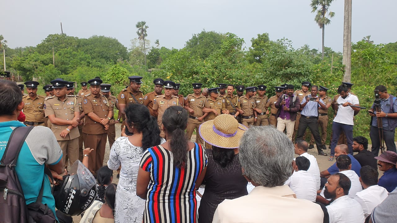 තිස්ස විහාරය අසළ උණුසුම් තත්ත්වයක් - පිරිසක් අත්අඩංගුවට (ඡායාරූප) 5 01 11