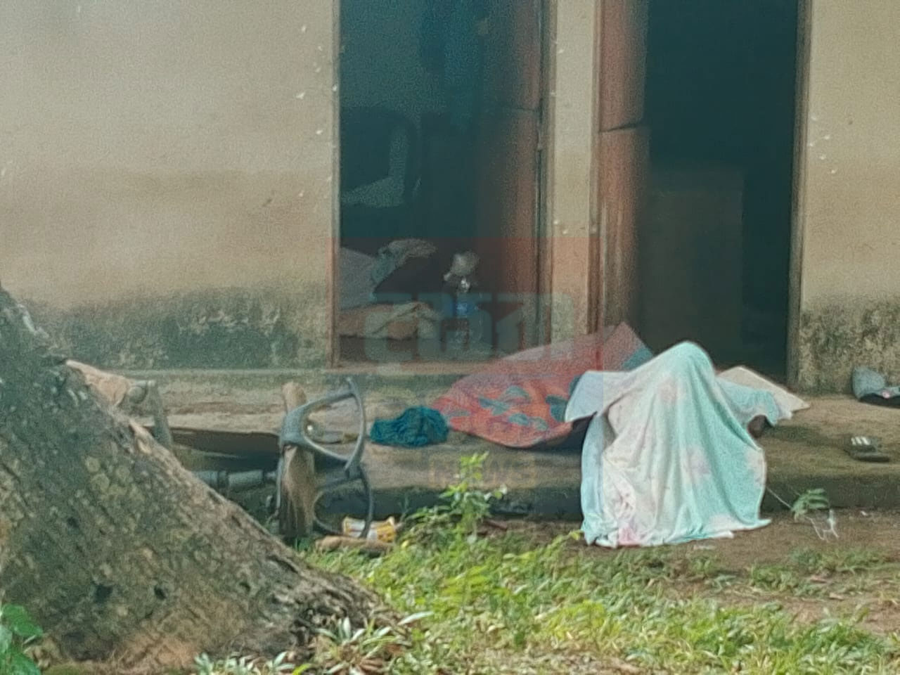 Update - වෙන්නප්පුවේ දී නීතිවිරෝධී මත්පැන් විෂ වී මියගිය ගණන ඉහළට (ඡායාරූප) 1 2