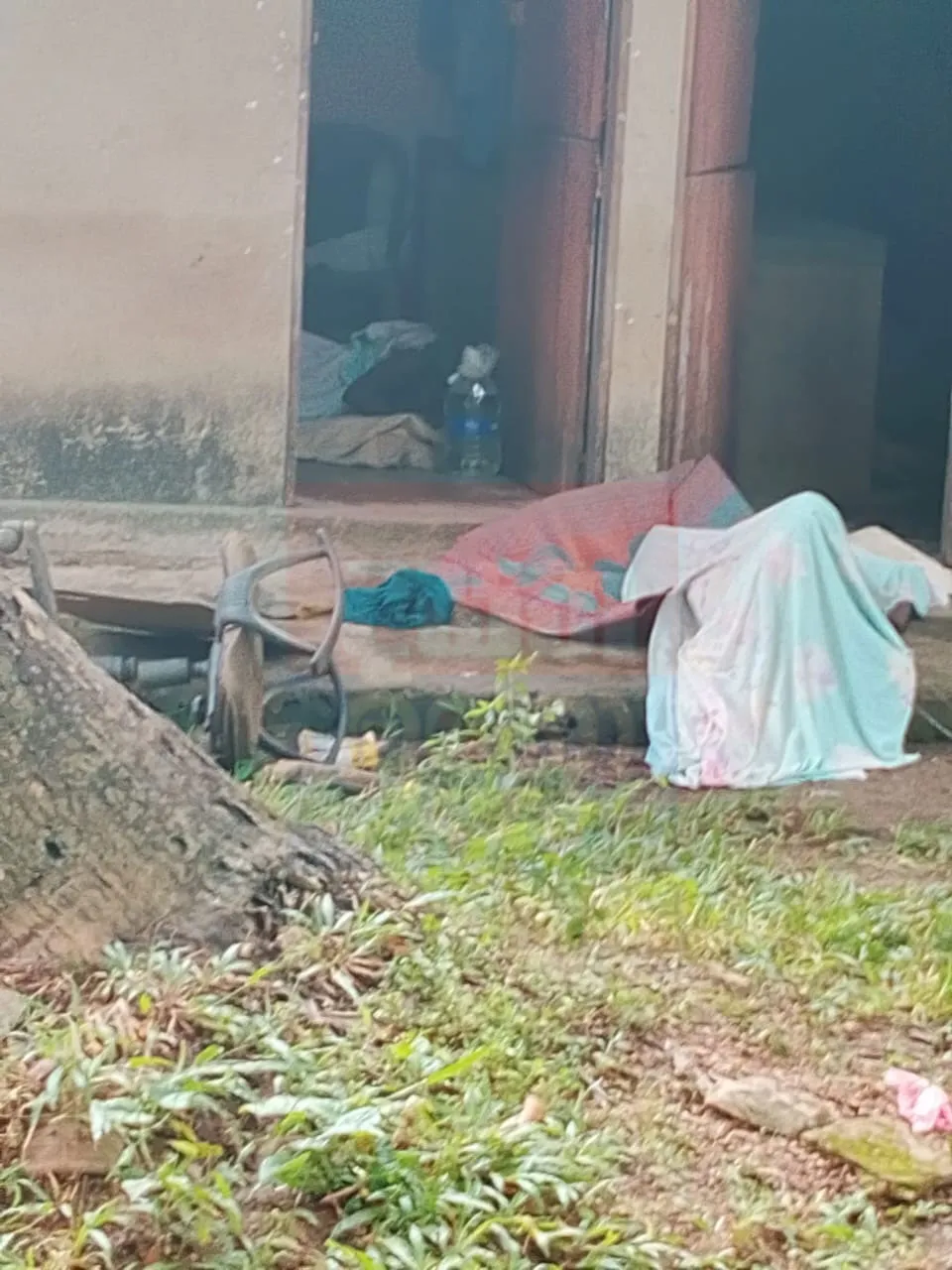 Update - වෙන්නප්පුවේ දී නීතිවිරෝධී මත්පැන් විෂ වී මියගිය ගණන ඉහළට (ඡායාරූප) 2 3 1