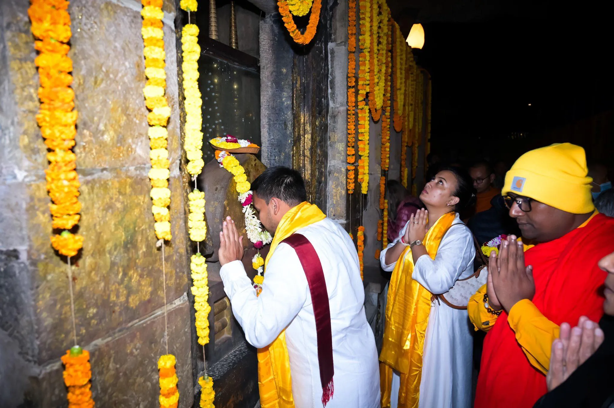 නාමල් සහ බිරිඳ බුද්ධගයාව වැඳපුදාගනී (ඡායාරූප) 1 615207726 1435324184629981 4285229411948274229 n