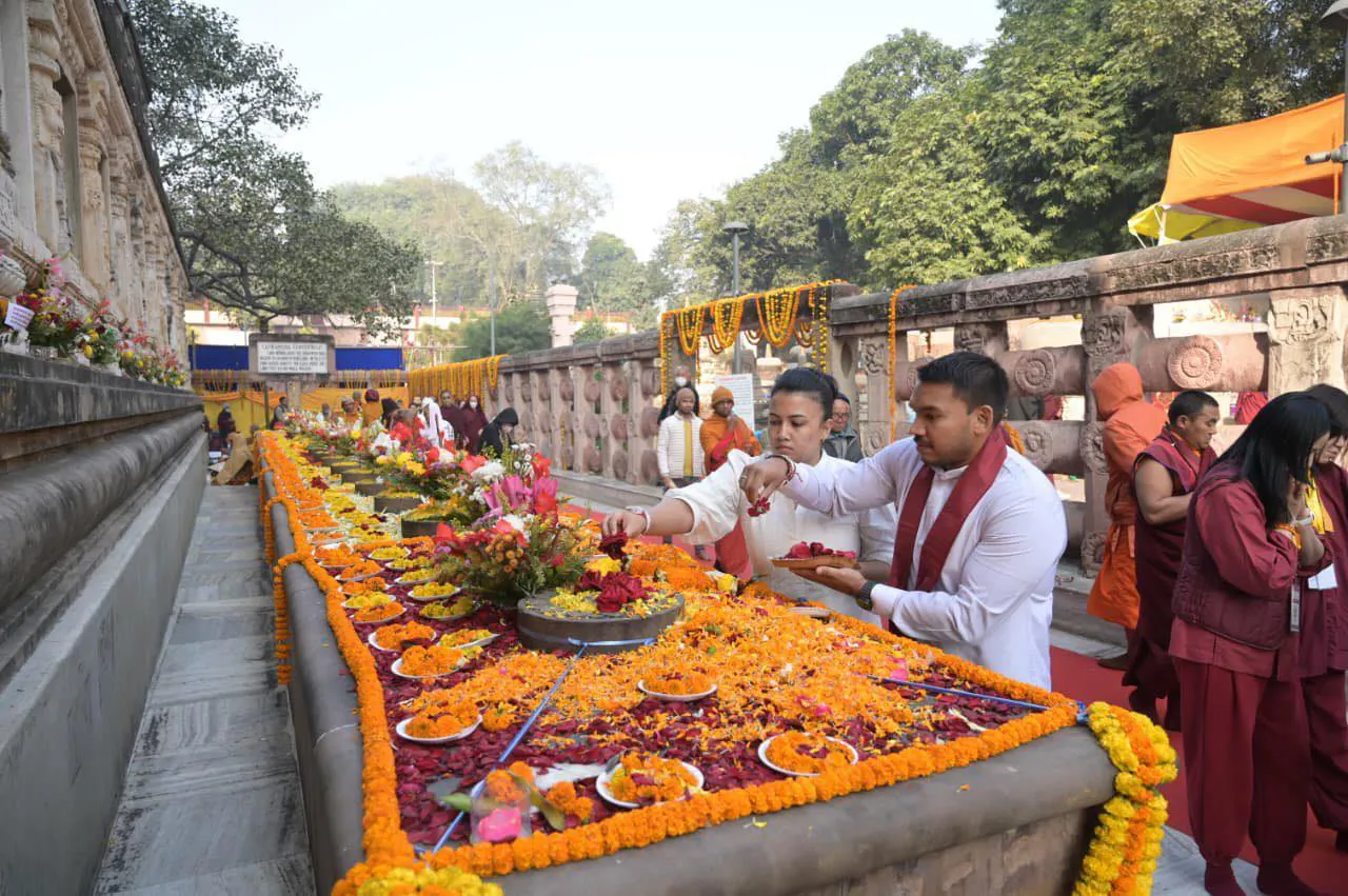 නාමල් සහ බිරිඳ බුද්ධගයාව වැඳපුදාගනී (ඡායාරූප) 2 615339013 1435323981296668 3798263089769525993 n