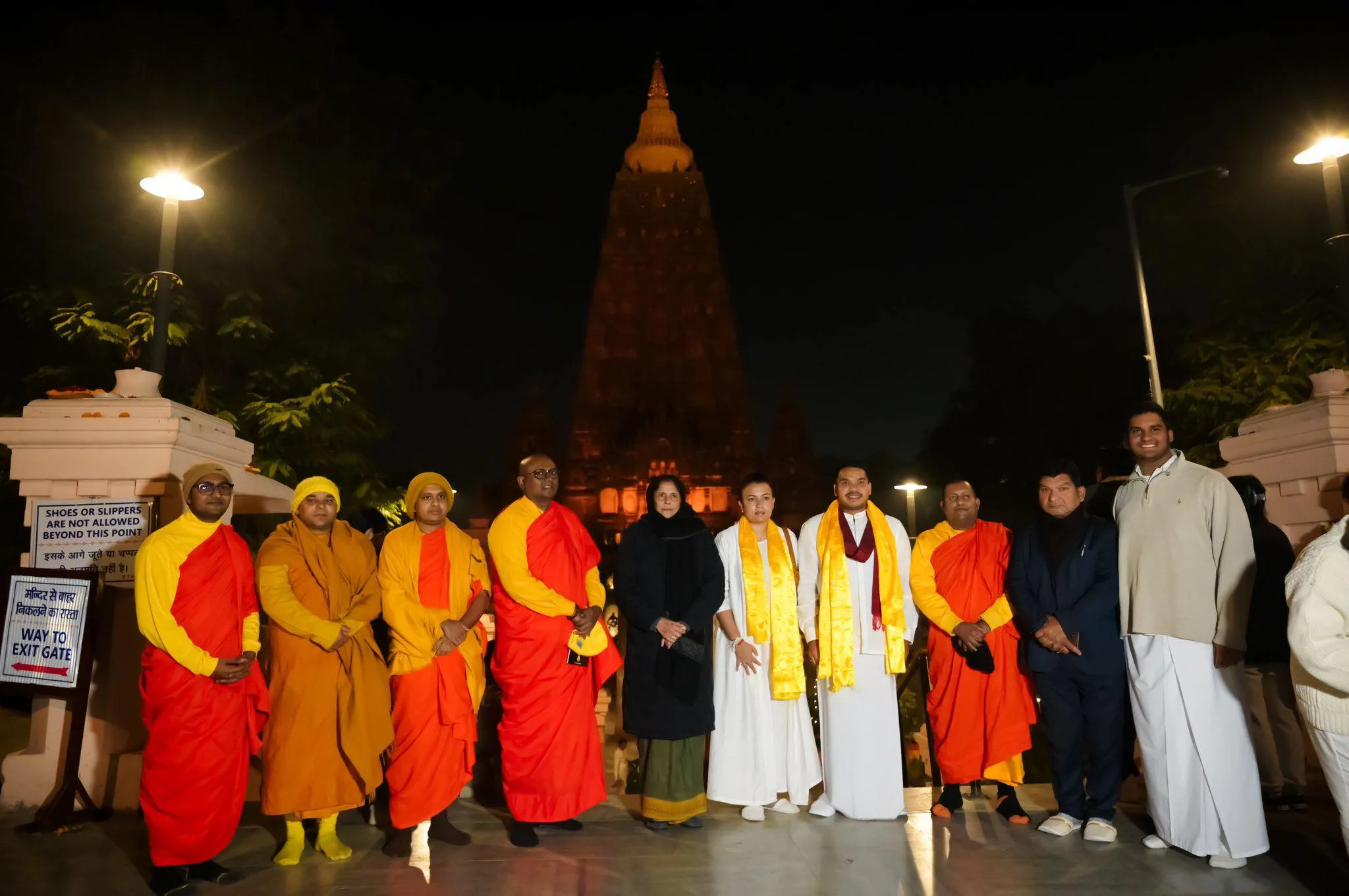 නාමල් සහ බිරිඳ බුද්ධගයාව වැඳපුදාගනී (ඡායාරූප) 5 615525604 1435323934630006 2716103737927424359 n