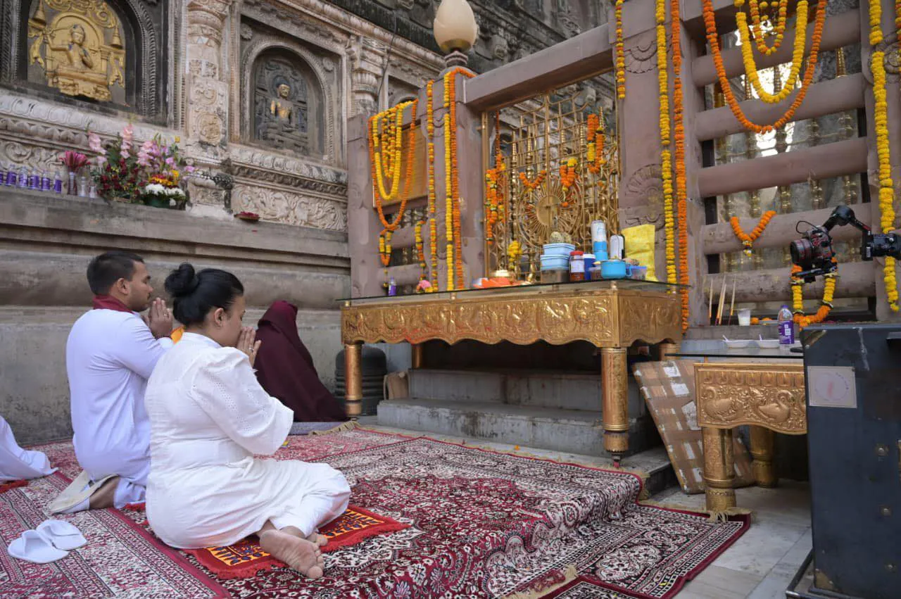 නාමල් සහ බිරිඳ බුද්ධගයාව වැඳපුදාගනී (ඡායාරූප) 3 616146420 1435323927963340 4302145154842431993 n