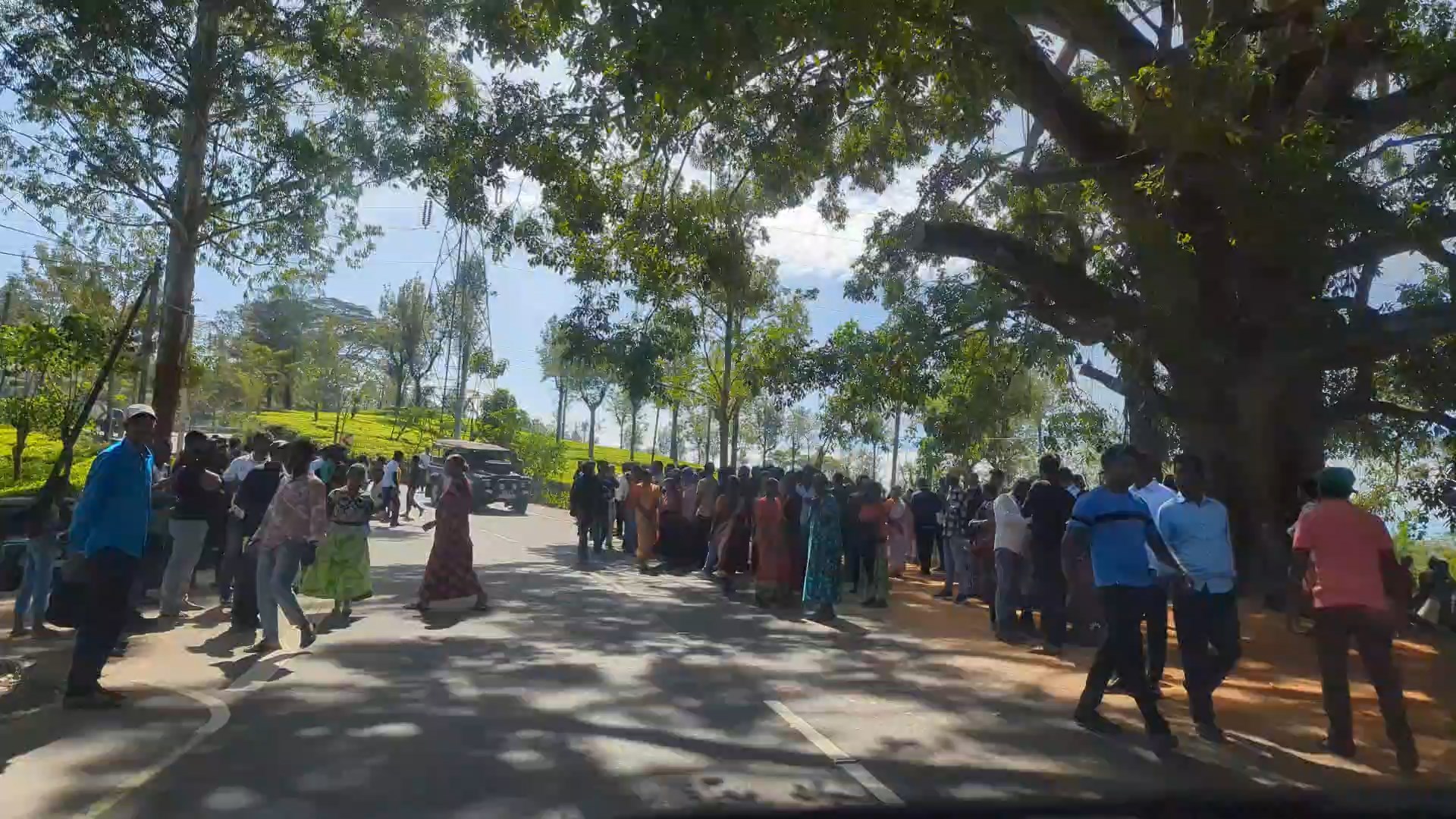 වතු කම්කරුවන් හමුවෙන්න තේ වත්තටම ගිය ජනපති (ඡායාරූප) 6 01 2