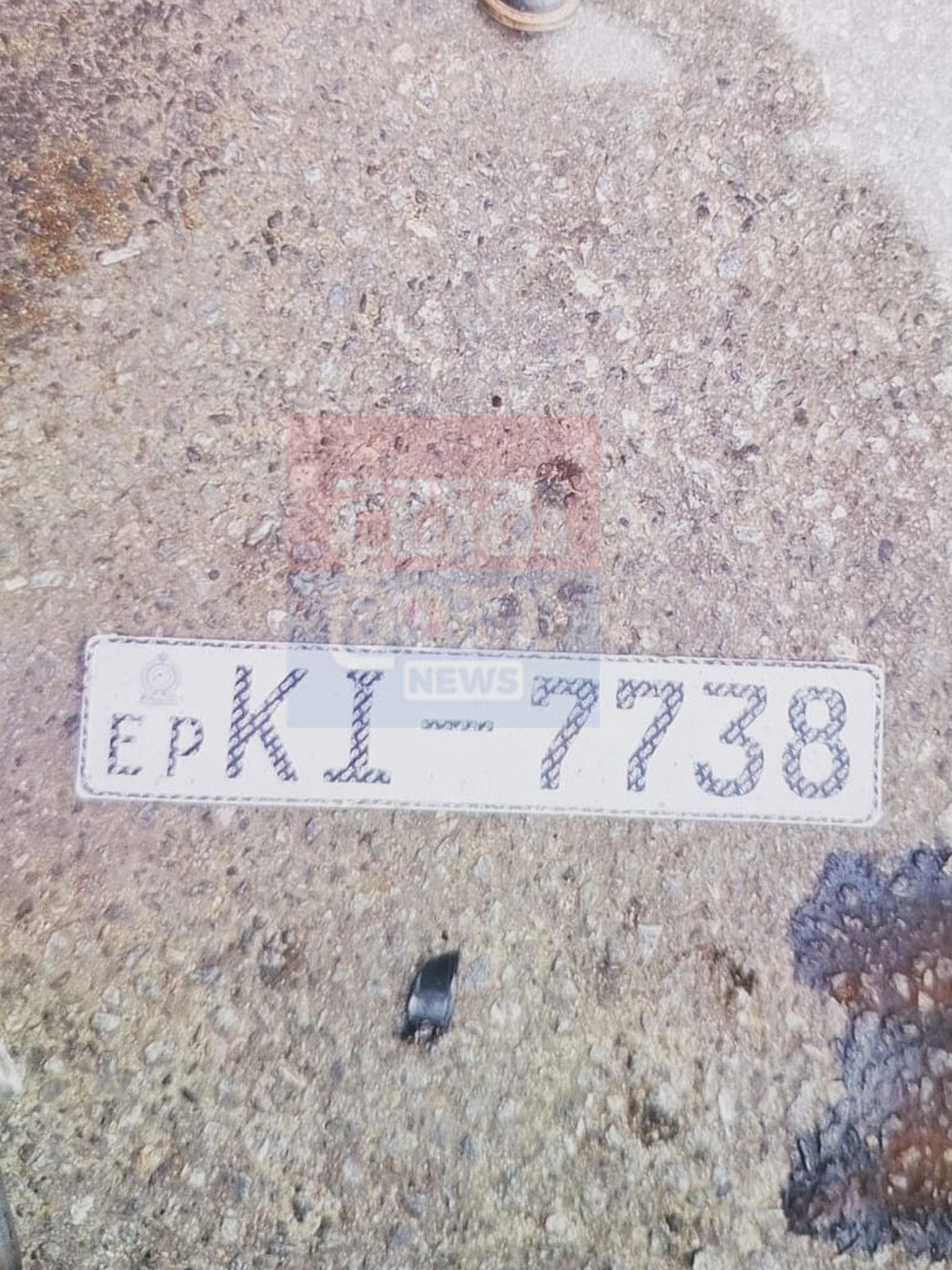 Update - අකුරේගොඩ වෙඩික්රුවන් පැමිණි කාර් රථයේ අංක තහඩුව සොයාගැනේ (ඡායාරූප) 1 2