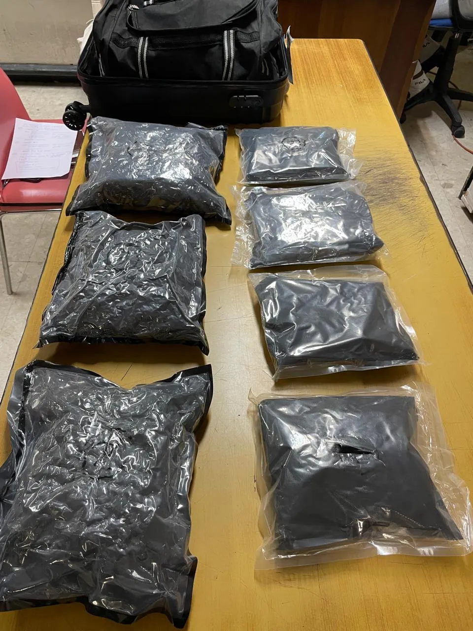 හාර කෝටියකට වැඩි කුෂ් සමඟ කටුනායකින් පුද්ගලයෙක් අත්අඩංගුවට 1 WhatsApp Image 2026 02 06 at 11.52.38 AM