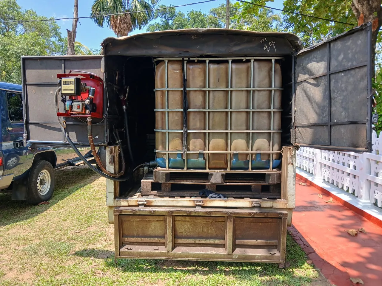 ජංගම රථයකින් ගිහින් වැඩි මුදලකට තෙල් බෙදලා - ජාවාරම්කරු අත්අඩංගුවට (ඡායාරූප) 3 WhatsApp Image 2026 03 28 at 7.34.28 AM 1