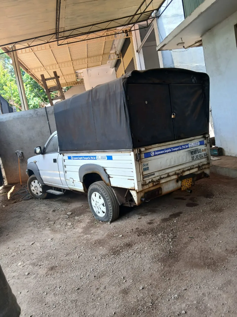 ජංගම රථයකින් ගිහින් වැඩි මුදලකට තෙල් බෙදලා - ජාවාරම්කරු අත්අඩංගුවට (ඡායාරූප) 4 WhatsApp Image 2026 03 28 at 7.34.28 AM