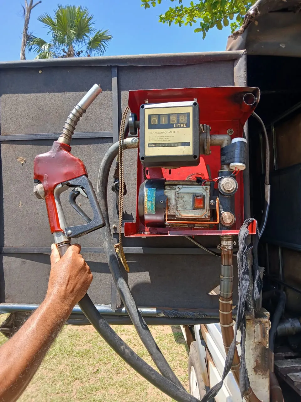 ජංගම රථයකින් ගිහින් වැඩි මුදලකට තෙල් බෙදලා - ජාවාරම්කරු අත්අඩංගුවට (ඡායාරූප) 1 WhatsApp Image 2026 03 28 at 7.34.29 AM 1