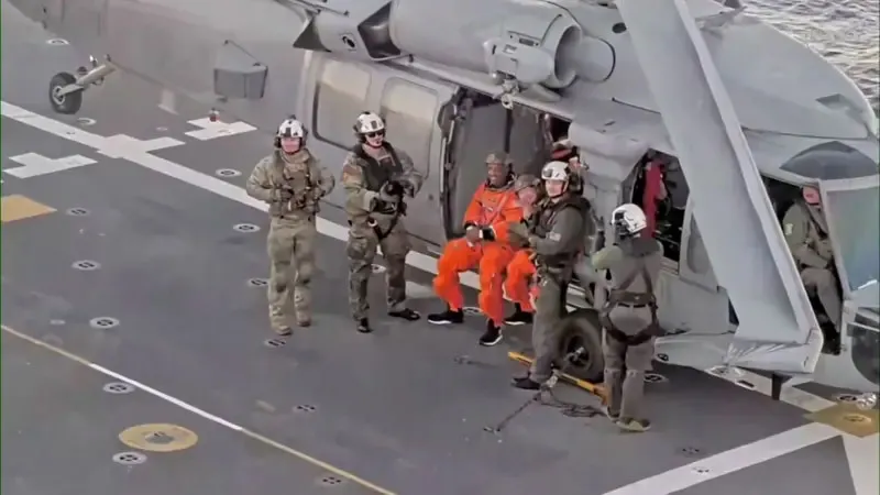 Update - ආටෙමිස් II ගගනගාමීන් සිව්දෙනා USS ජෝන් පී මුර්තා නෞකාවට රැගෙන එයි 1 1 1