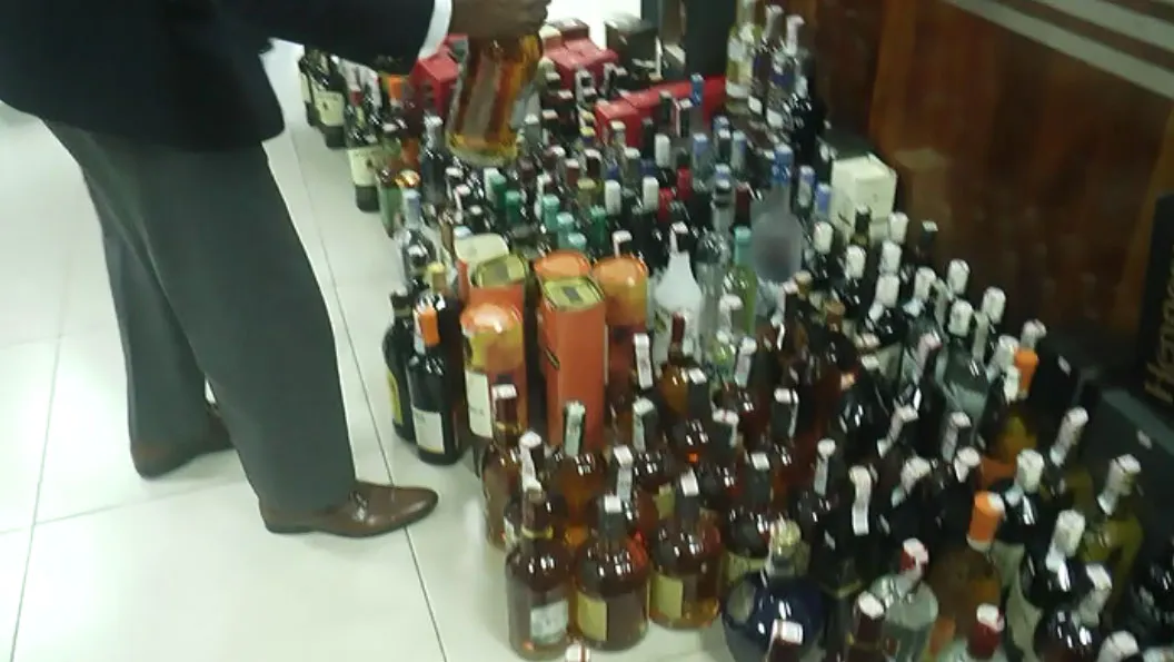 කෝටි දෙකක රට අරක්කු සුරාබදු මෙහෙයුමකින් අල්ලයි (ඡායාරූප) 1 2 1