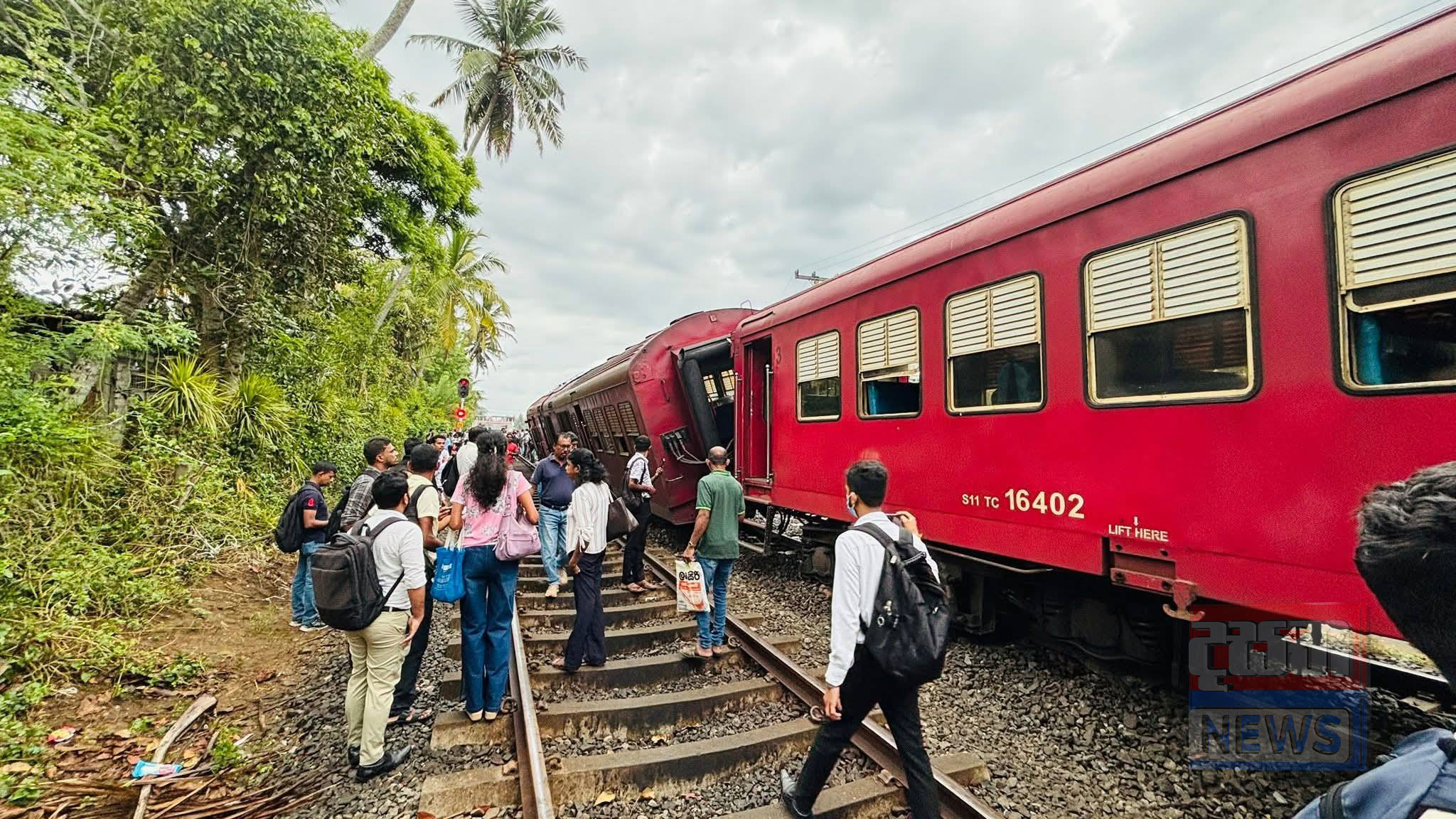 සාගරිකා පීලි පනී - දුම්රිය ගමනා ගමනයට බාධා (ඡායාරූප) 1 2 2