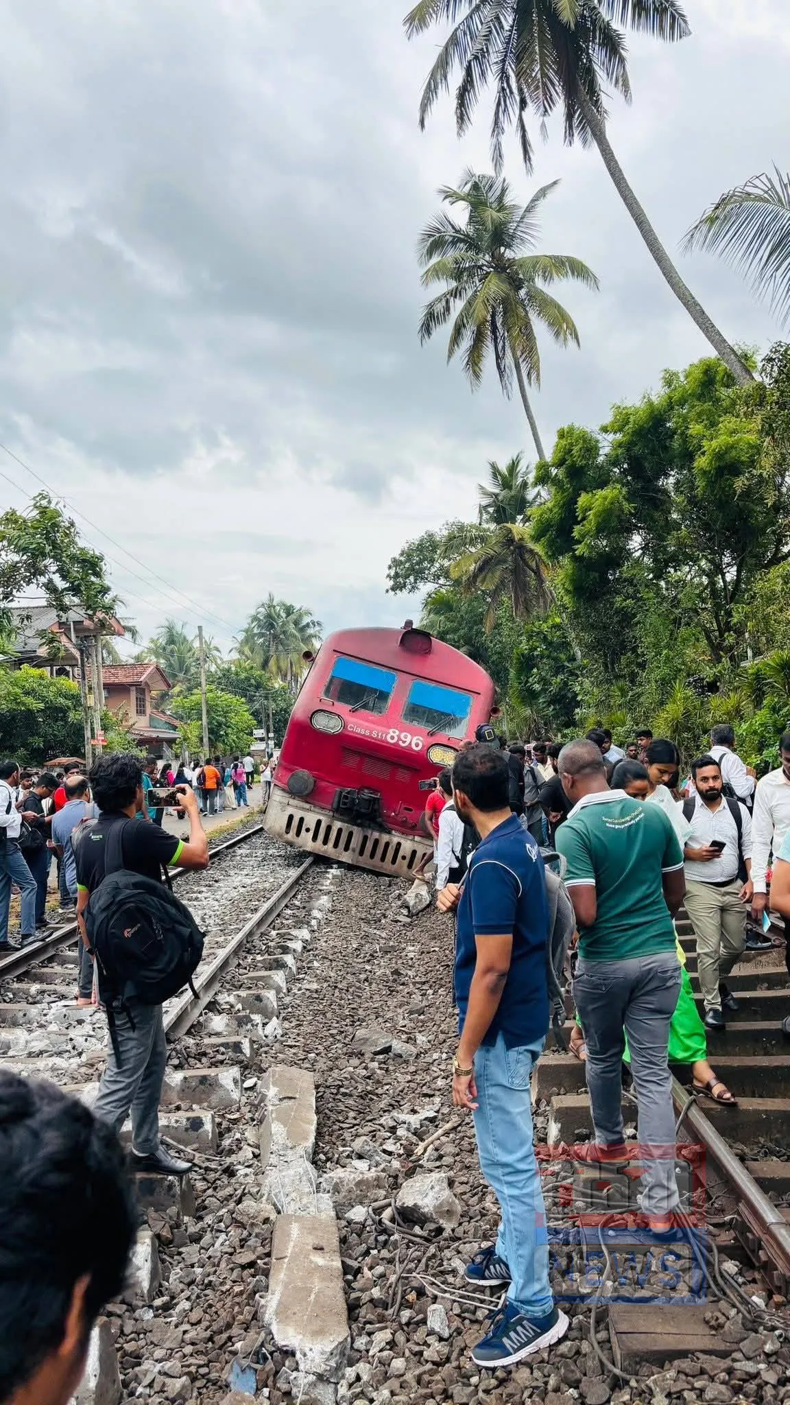 සාගරිකා පීලි පනී - දුම්රිය ගමනා ගමනයට බාධා (ඡායාරූප) 2 3 2