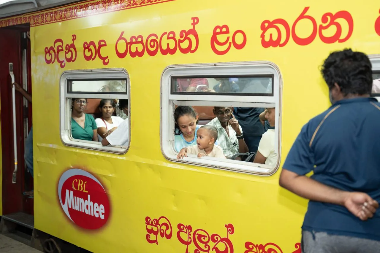 කොටුව ස්ටේෂමට ආවොත් අවුරුද්දට කෝච්චියෙන් ගෙදර යන්න Munchee ආයතනයෙන් ටිකට් (ඡායාරූප) 1 WhatsApp Image 2026 04 12 at 10.57.53 AM 1