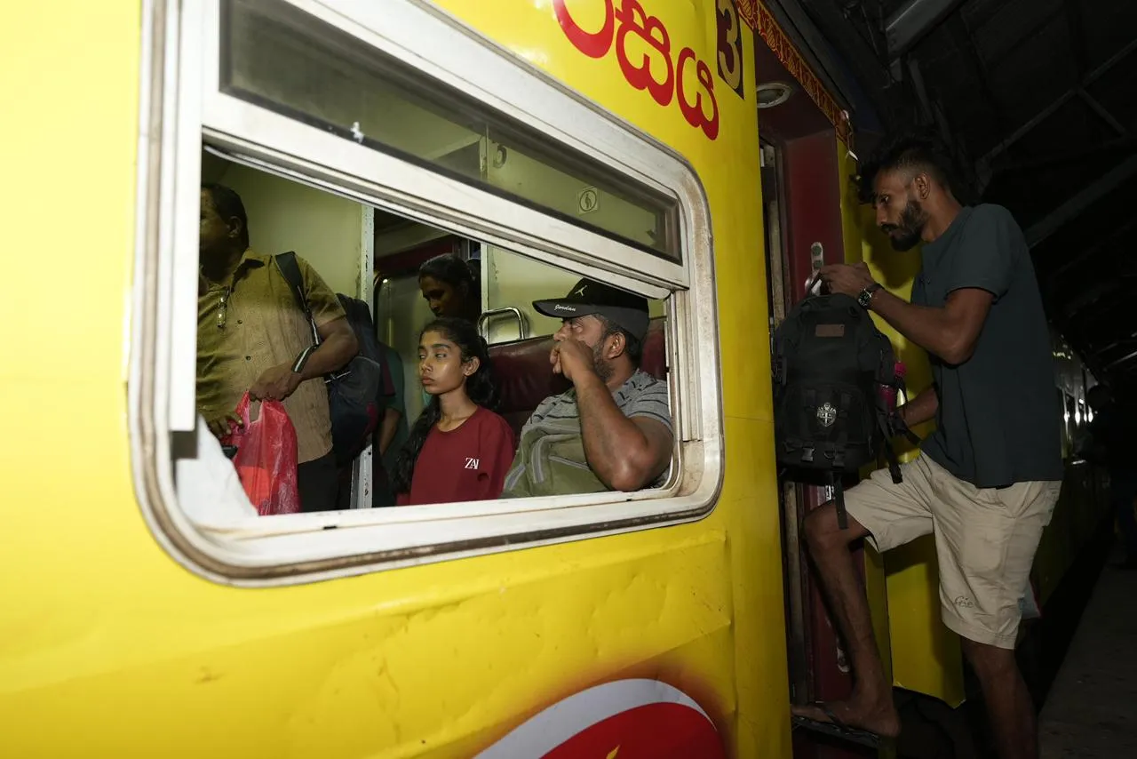 කොටුව ස්ටේෂමට ආවොත් අවුරුද්දට කෝච්චියෙන් ගෙදර යන්න Munchee ආයතනයෙන් ටිකට් (ඡායාරූප) 9 WhatsApp Image 2026 04 12 at 10.57.54 AM 1