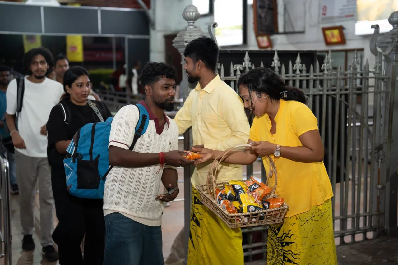 කොටුව ස්ටේෂමට ආවොත් අවුරුද්දට කෝච්චියෙන් ගෙදර යන්න Munchee ආයතනයෙන් ටිකට් (ඡායාරූප) 10 WhatsApp Image 2026 04 12 at 10.57.54 AM