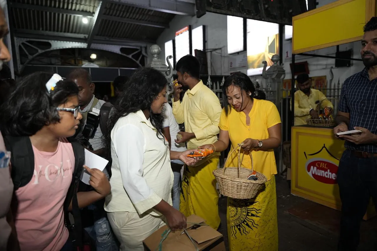 කොටුව ස්ටේෂමට ආවොත් අවුරුද්දට කෝච්චියෙන් ගෙදර යන්න Munchee ආයතනයෙන් ටිකට් (ඡායාරූප) 6 WhatsApp Image 2026 04 12 at 10.57.55 AM 2