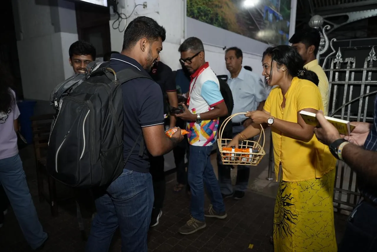 කොටුව ස්ටේෂමට ආවොත් අවුරුද්දට කෝච්චියෙන් ගෙදර යන්න Munchee ආයතනයෙන් ටිකට් (ඡායාරූප) 8 WhatsApp Image 2026 04 12 at 10.57.55 AM