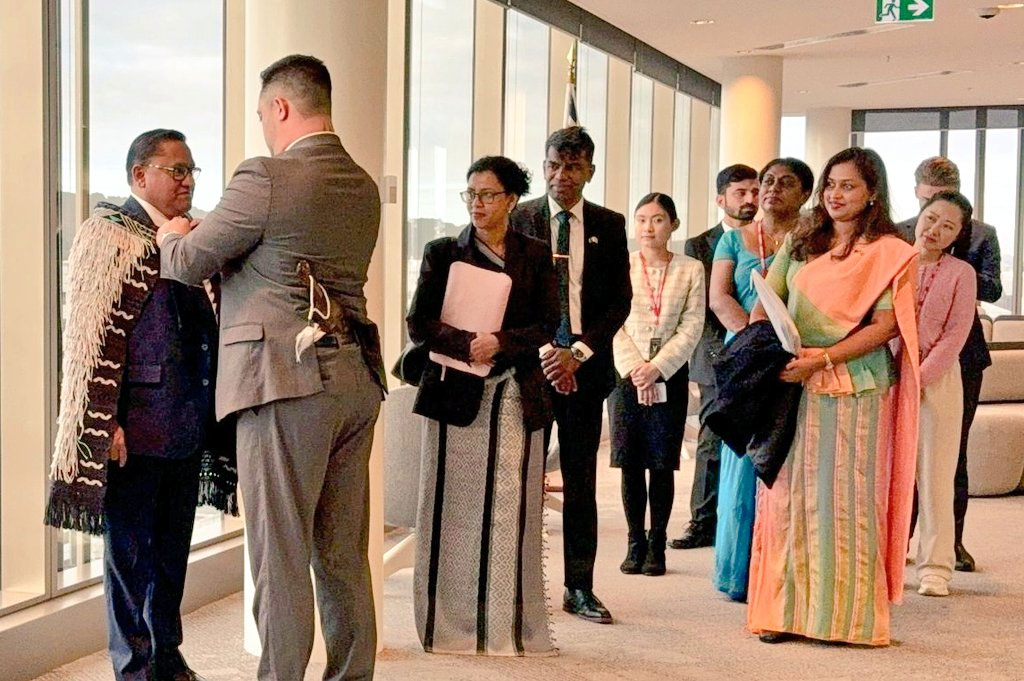 ඇමති විජිතට නවසීලන්තයේ දී අමුතු පිළිගැනීමක් (ඡායාරූප) 1 2 1
