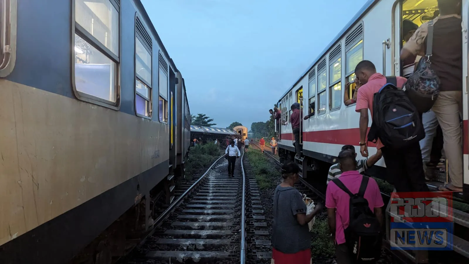 Update - වනවාසල දුම්රිය අනතුරින් තුවාල ලැබූ දහයක් ජාතික රෝහලට (ඡායාරූප) 1 2