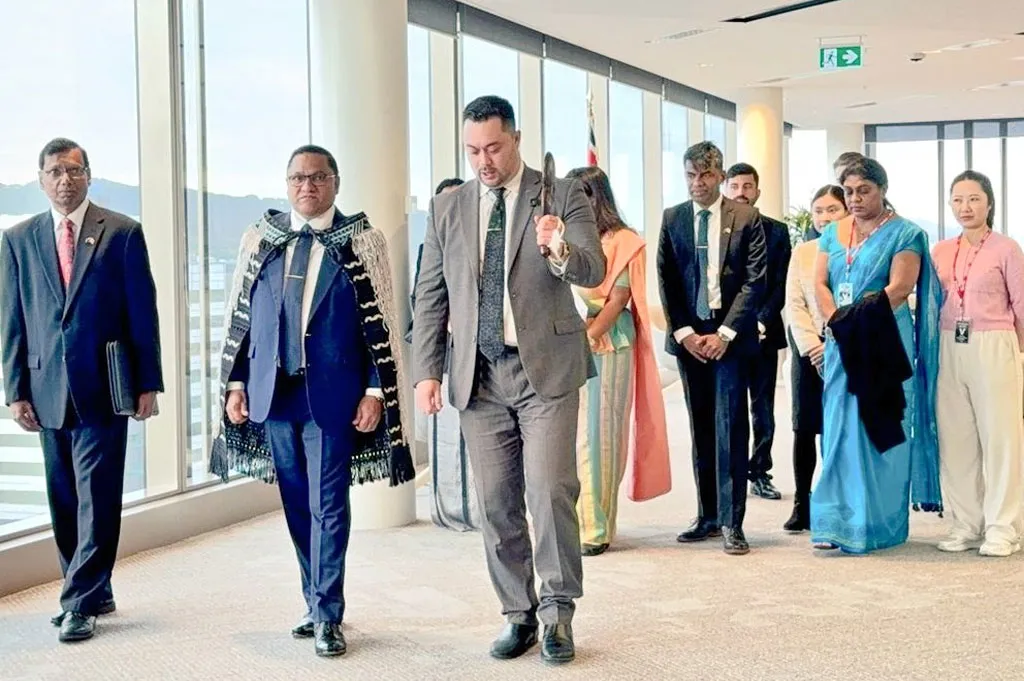 ඇමති විජිතට නවසීලන්තයේ දී අමුතු පිළිගැනීමක් (ඡායාරූප) 2 3 1