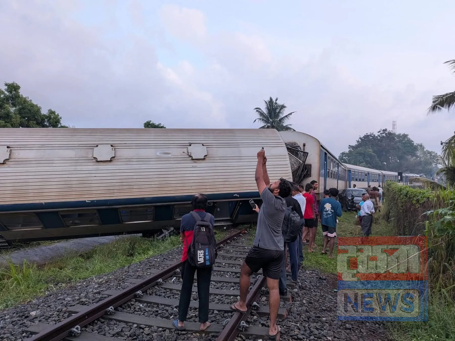 Update - වනවාසල දුම්රිය අනතුරින් තුවාල ලැබූ දහයක් ජාතික රෝහලට (ඡායාරූප) 2 5