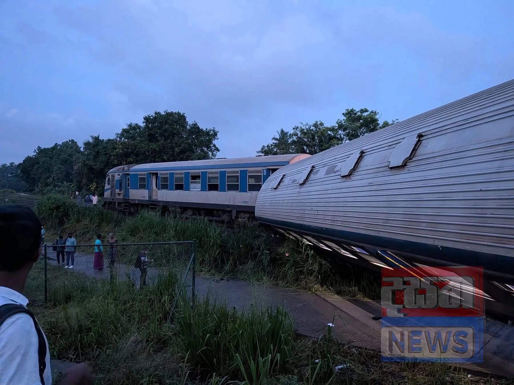 Update - වනවාසල දුම්රිය අනතුරින් තුවාල ලැබූ දහයක් ජාතික රෝහලට (ඡායාරූප) 3 6