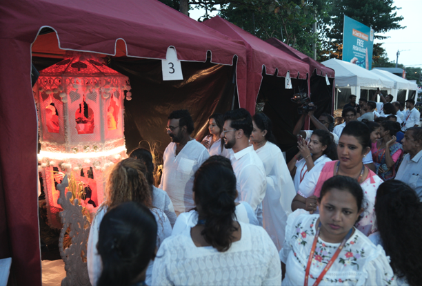 කොළඹ නවලෝක රෝහල් වෙසක් කලාපය, විශාල ජනතා ආකර්ෂණයකින් වර්ණවත් වෙයි 2 image 1